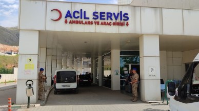 Karısını 15 yaş küçük adamla evinde yakaladı dehşet saçtı: 1 ölü