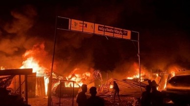 İsrail BM kampının yanındaki çadırları bombaladı. En az 40 kişi öldü