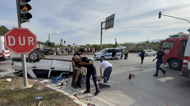 Antalya'da iki kadın sürücünün otomobili çarpıştı,  4 kişi yaralandı