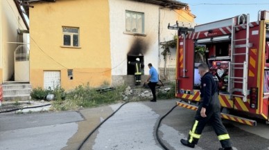 Ev sahibine kızdı evi ateşe verdi