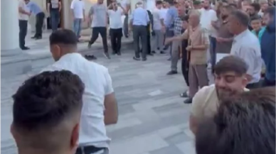 Bağcılar'da cami avlusunda Gazze eylemi! İşte taşlanan o pankart