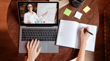 Online yabancı dil kursu platformundan beden dili araştırması!