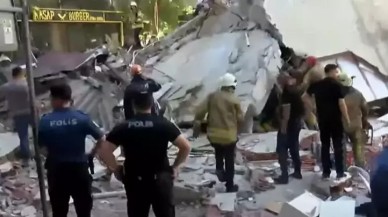 Küçükçekmece'de bina çöktü. Enkaz altında kalanlar var