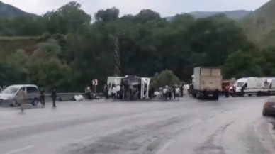 Van Bitlis kara yolunda yolcu otobüsü TIR'la çarpıştı. 2 kişi öldü 30 kişi yaralandı