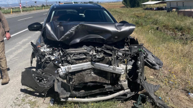 Ağrı'da iki otomobil çarpıştı: 13 yaralı