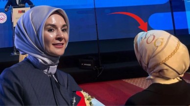 Bakan Mahinur Özdemir Göktaş'ın eşarbındaki detay katıldığı programa damga vurdu