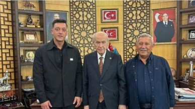 Cami temizlemesiyle gündemdeydi! Mesut Özil,  bu kez de MHP lideri Devlet Bahçeli'yi ziyaret etti