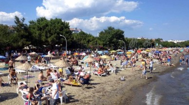 9 çocuk babası adam plajda kadınları görüntülerken yakalandı. Kadınlar dövüp polise teslim etti