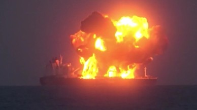 Yunan gemisi Kızıldeniz'de bombalandı. Yanıyor