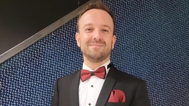 Müzisyen Çınar Ersanlı Kadıköy'deki evinde ölü bulundu. Elleri ayakları ve ağzı bağlıydı