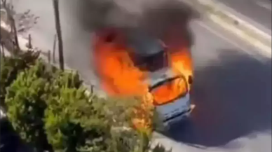 Küçükçekmece'de kamyonet  alev alev yandı!