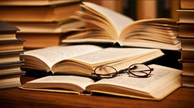 Sahnede Edebi Bir Yolculuk: Türk Edebiyatından Uyarlanan Tiyatro Oyunları