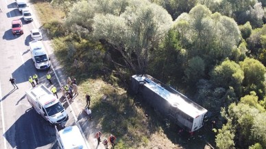 Erzincan'da yolcu otobüsü devrildi. Ölü ve yaralılar var