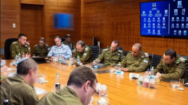 İsrail toplantısında arkadaki detay dikkatlerden kaçmadı!