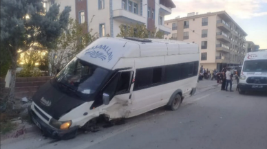 Aksaray'da minibüs ile otomobil çarpıştı: 7 yaralı
