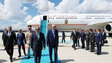 Cumhurbaşkanı Erdoğan,  Sisi'yi havaalanında karşıladı