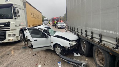 Bolu'da korkunç kaza: Otomobil tıra çarptı,  sürücü ağır yaralandı