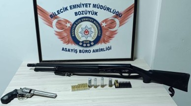 Bilecik'te şüpheli araçta silah ve mühimmat ele geçirildi