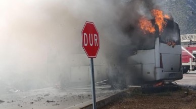 Antalya'da tur otobüsü cayır cayır yandı