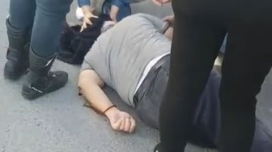 Dolmuşun kapısı aniden açılınca,  yolcu yere çakıldı