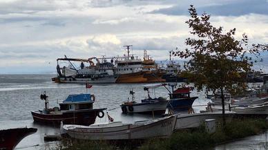 Balıkçı tekneleri şiddetli fırtına yüzünden limanlara sığındı