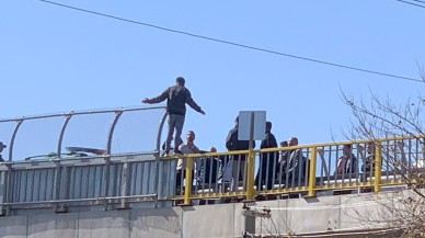 Üst geçitte intihar girişimi: Polis ikna etmeye çalışıyor