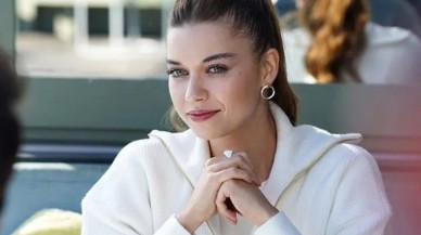 Afra Saraçoğlu'nun 'hayatımın elbisesi' notuyla paylaştığı kombin eleştirilerin hedefi oldu