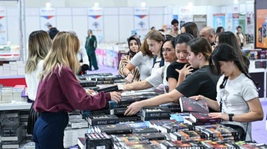 İZKİTAP 4. İzmir Kitap Fuarı’na Yoğun İlgi: Ünlü Yazarlar Okurlarla Buluştu!