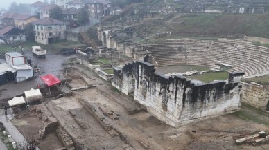 Konuralp Antik Tiyatrosu'nda Tarihi Alt Yapı Sistemi ve Kilise Kalıntısı Gün Yüzüne Çıkarıldı