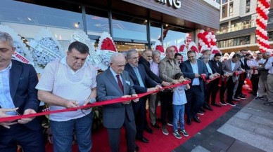 AK Partili başkan,  Burger King açılışını "Zulmü alkışlayamam" şiiriyle savundu.
