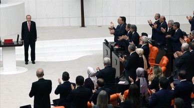 Mecliste dikkat çeken görüntü: Cumhurbaşkanı Erdoğan salona girdi,  yalnızca bir parti ayağa kalkmadı
