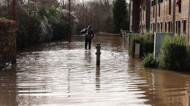 Fransa’da şiddetli yağış ve fırtına alarmı: 17 vilayet tehlike altında!