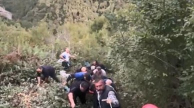 Artvin’de traktör uçuruma yuvarlandı