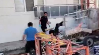 Antalya'da korkutan kaza: İnşaat iskelesi yerle bir oldu!