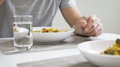 Yemekten sonra su içenler dikkat: Uzmanlar çok net uyardı