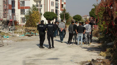 Hasarlı binada el bombası ile çok sayıda mermi bulundu