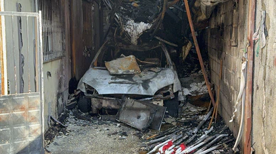 Adana'da 3 katlı müstakil ev yandı