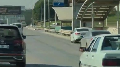 Direksiyon başında fenalaştı,  bir sağa bir sola çarptı