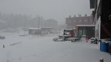 Uludağ'da şiddetli kar yağışı başladı: Beyaza büründü!
