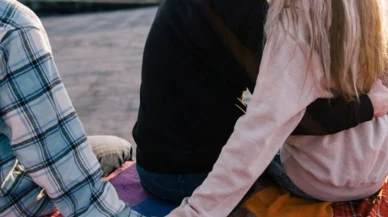 Üvey babasını,  annesini 17 yaşında bir kızla aldatırken yakaladı!