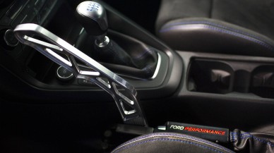 El frenini çekmeyi unuttuğu araç kendi sürücüsüne çarptı!