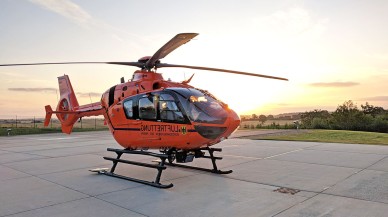 Helikopter duran uçağa çarptı!