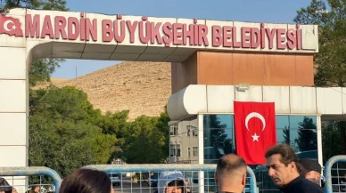 Mardin’de kayyum kararına tepkiler: Belediyenin önünde çarpıcı sözler!