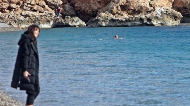 Antalya'da hava 15 derece,  bazı vatandaşlar denize girdi