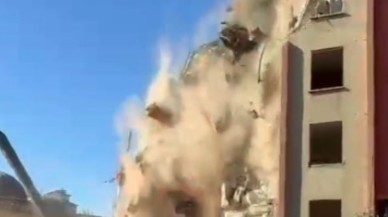 Depremde ağır hasar alan bina tek dokunuşla yerle bir oldu