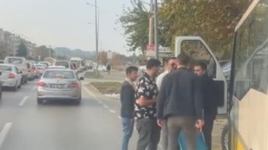 Aracını otobüs durağına çekti,  kendisini uyaran şoföre silah çekti