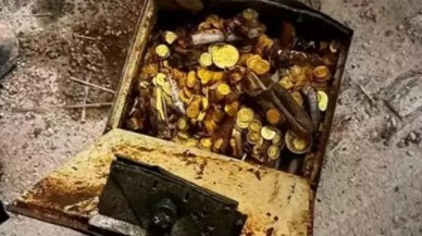 Tesisatçı,  tadilat esnasında bir teneke altın buldu!