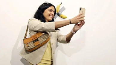 Sanat dünyasını ikiye bölen duvara bantlanmış muz rekor fiyata satıldı