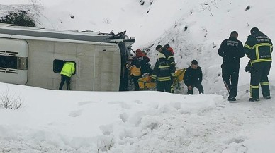 Erzincan'da yolcu otobüsü şarampole devrildi!
