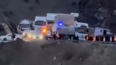 Siirt’te tır devrildi! Yaralılar var